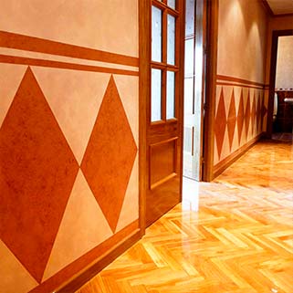 Pintura y protección de paredes de pasillo en vivienda. Trabajos realizados por Pintdevaj, empresa de pintura y decoración en Toledo y Madrid