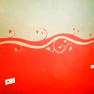 Pintura floral sobre pared de pasillo. Trabajos realizados por Pintdevaj, empresa de pintura y decoración en Toledo y Madrid
