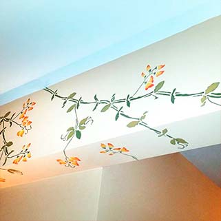 Vigas pintadas y decoradas con motivos florales. Trabajos realizados por Pintdevaj, empresa de pintura y decoración en Toledo y Madrid